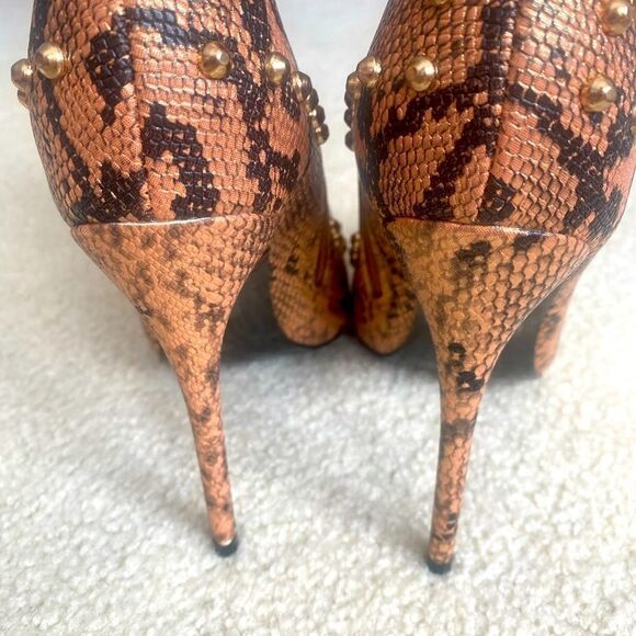 AKIRA ENCHANTING SIZE 39 ZIPUP 4” HEELED BOOTS - Picture 3 of 6